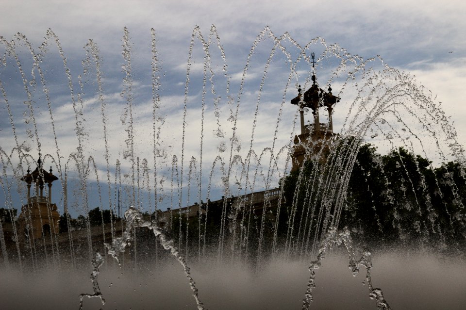 Fountain Jets and Buildings, Plaça de les Cascades