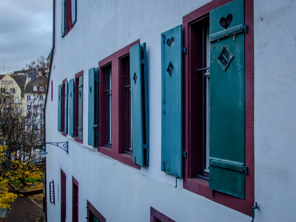 Des persiennes mieux loties que d'autres / Lamellenfensterläden besser als andere