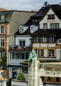 La femme fatiguée (Helvetia) du pont / Das müde Mädchen - Helvetia auf Reisen im Middlere Brugg photo