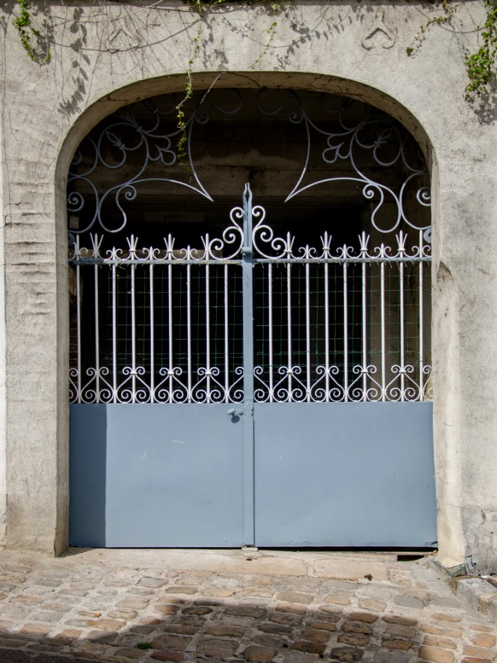 Portail aux volutes métalliques - Joigny