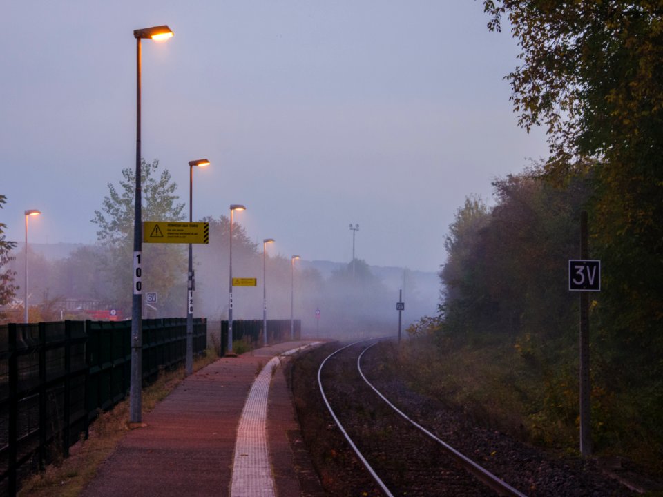Quai de gare brouillardeux