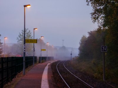 Quai de gare brouillardeux photo