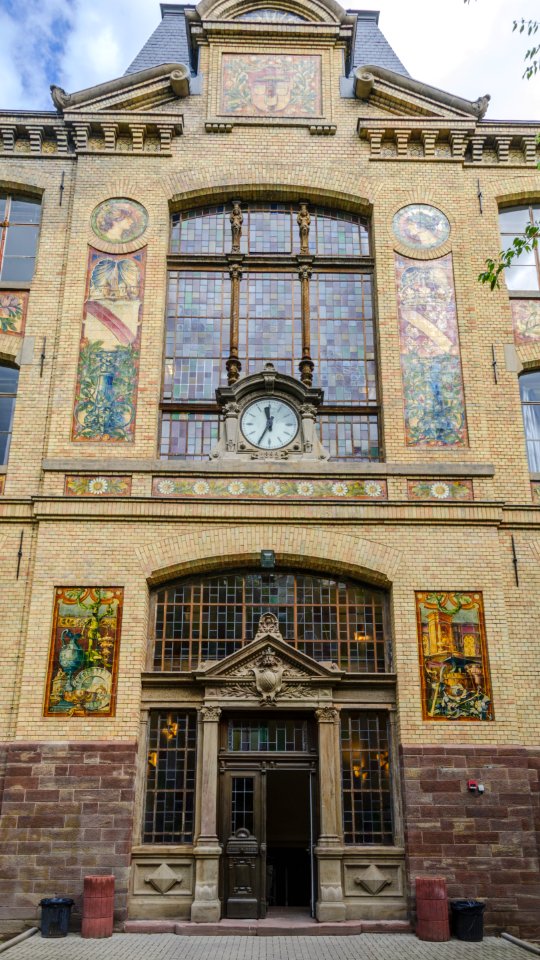 Façade rénovée et détaillée - École supérieure des arts décoratifs de Strasbourg #1
