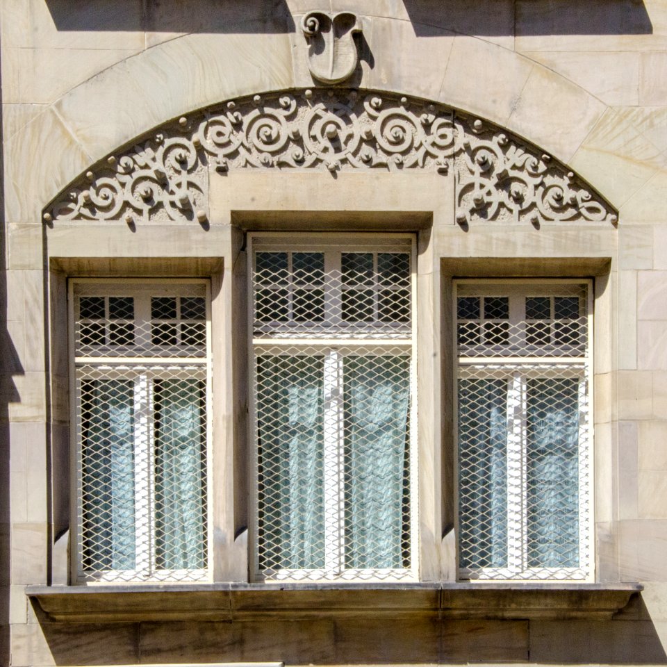 Détail de la fenêtre des Violettes
