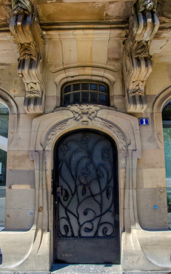 Le monstre s'habille en porte (64a avenue des Vosges)