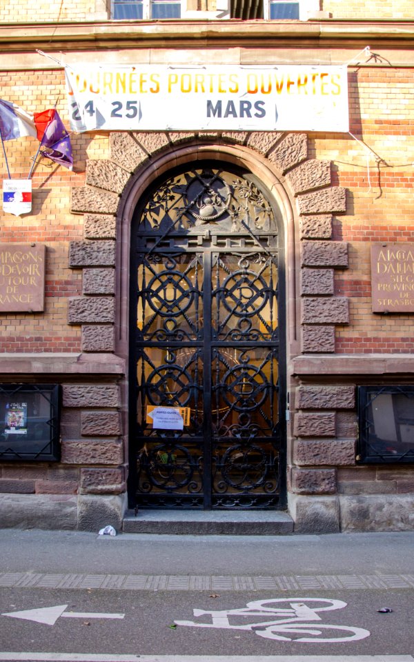 Porte de l'école des compagnons du devoir