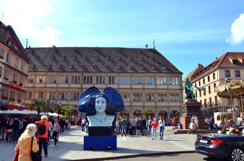 Place Gutenberg - Le Neubau - Statue Alsacienne