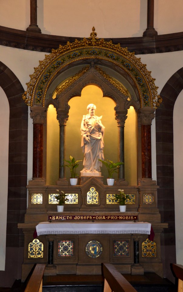 Autel St Joseph de l'église Saint-Pierre le Jeune