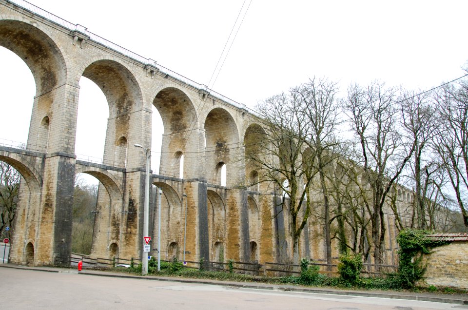 Au abord du viaduc de Chaumont