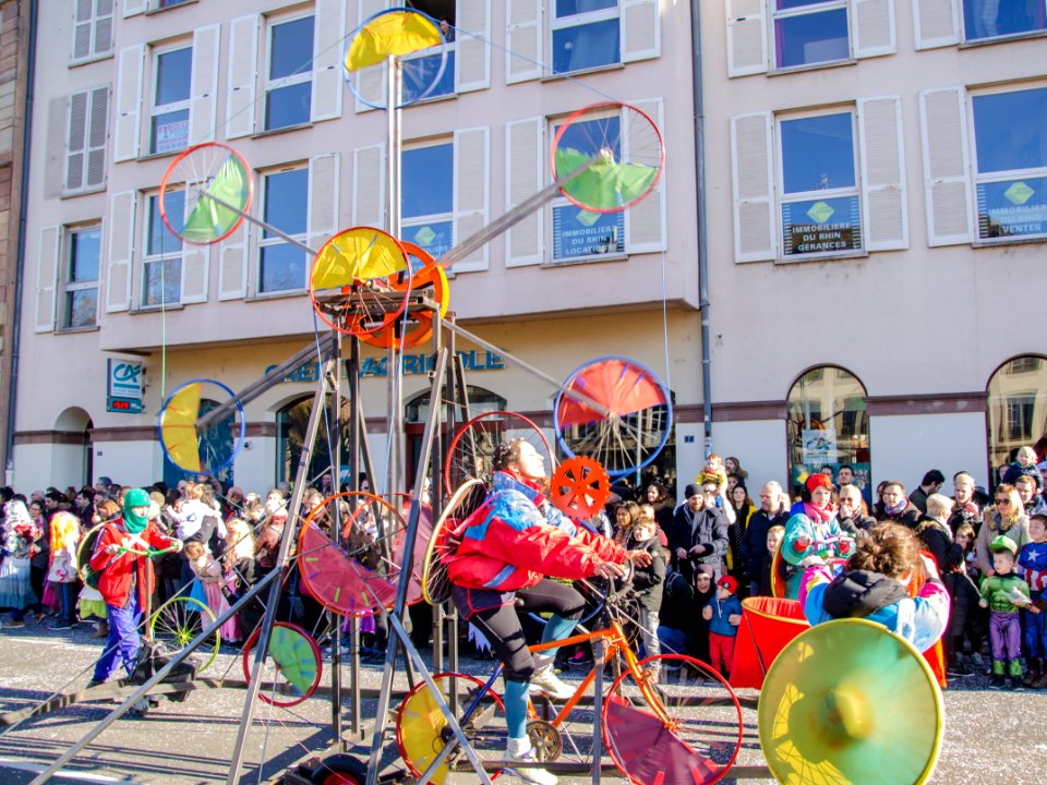 Cycliste ensoleillée sur son vélo à 12 roues au Carnaval de Strasbourg