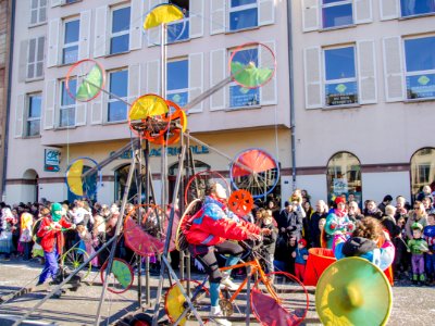 Cycliste ensoleillée sur son vélo à 12 roues au Carnaval de Strasbourg