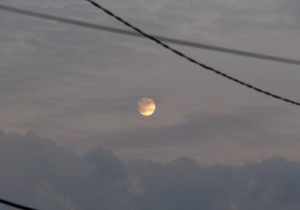 Lune derrière un nuage photo
