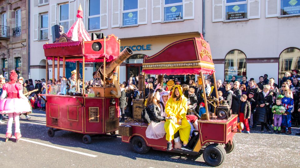 Pikachu, Licorne, Lapine et la troupe des Délices au Carnaval de Strasbourg
