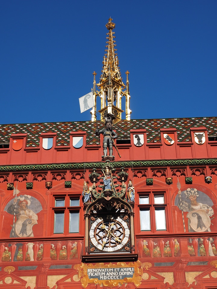 Time time indicating facade photo