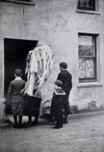 Hunt the Wren, Douglas, 1904