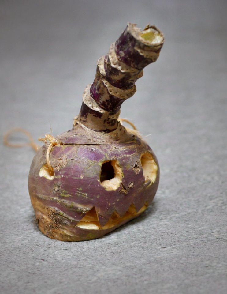 Hop-tu-Naa turnip with stalk at chimney, carved by Cori Philips, 2017