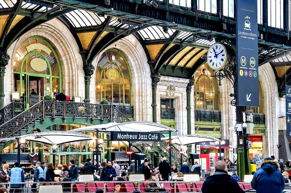 Horloge train bleu