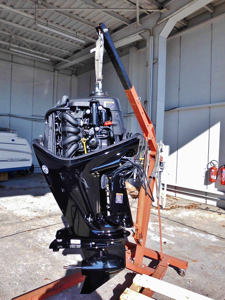 Boats outboard engine assembly