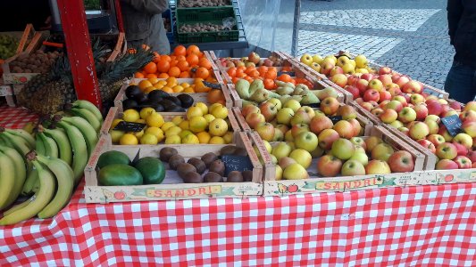 vielfältiges Angebot an frischem, regionalen Obst