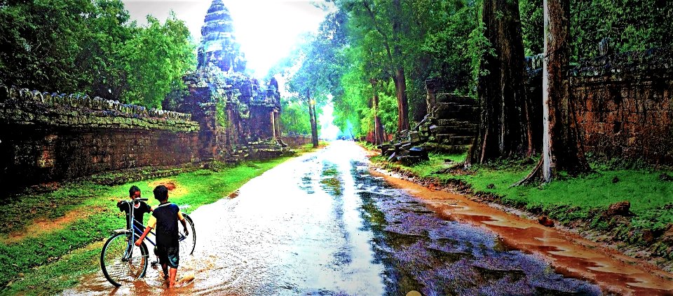 Wall of Angkor Thom,  off season....