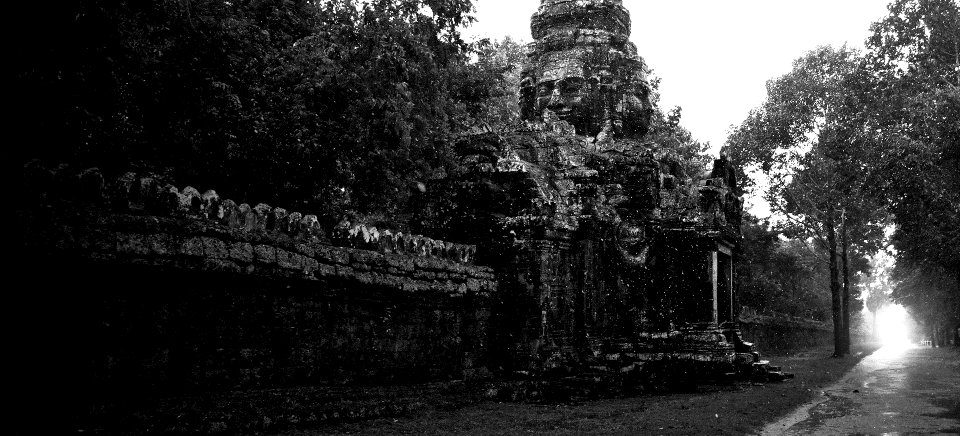 Wet season - The walls of Angkor tom