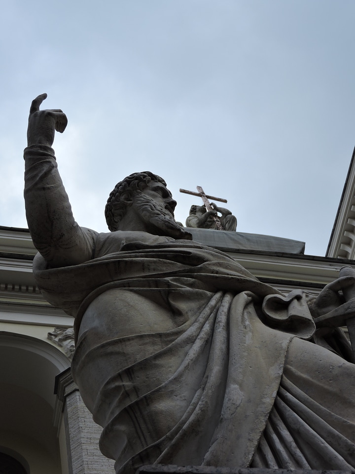 St petersburg san pedro statue