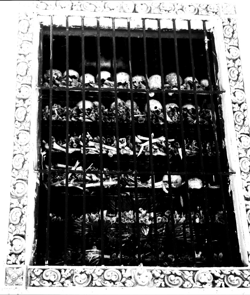 Victims of KHMER ROUGE - "The well of shadows" Battambang - Cambodia