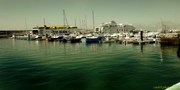 Puerto en Morro Jable y el barco turístico Fred Olsen y Armas