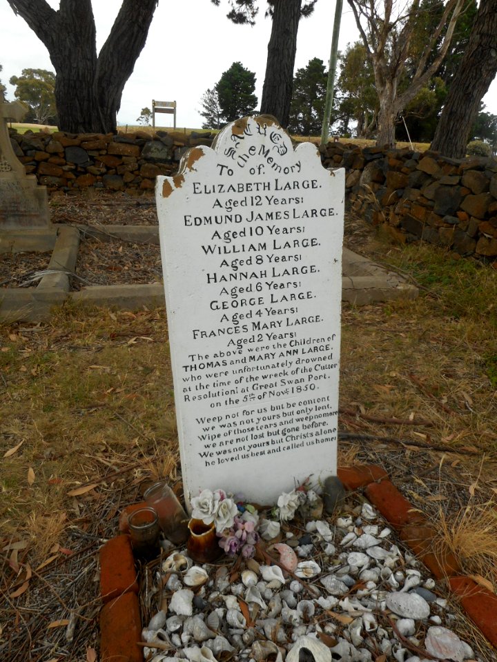 Memorial to child victims of shipwreck