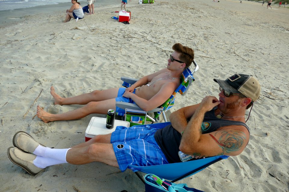 BILLY N DEVIN CHILLIN ON BEACHP1790761