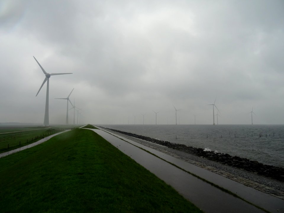 Nabij de Rotterdamse hoek/ Kernenergie vs. Windenergie