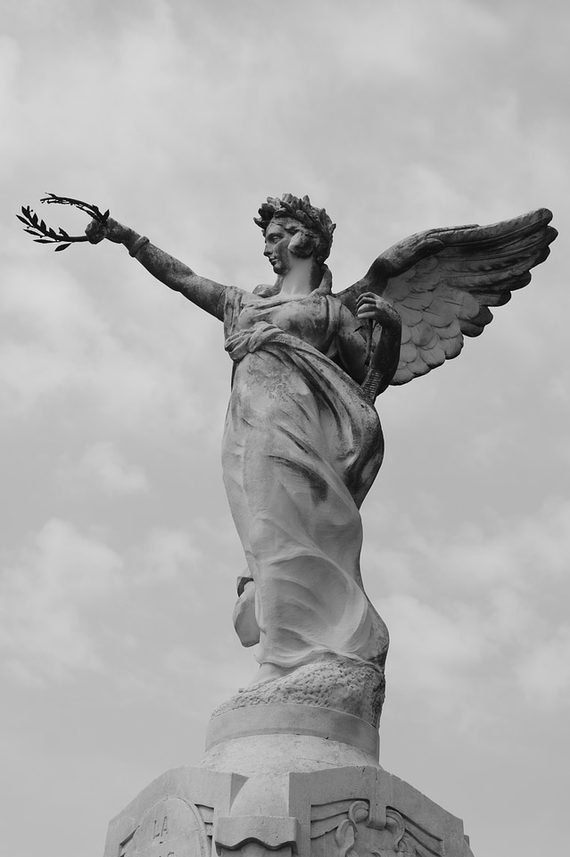 Carpentras goddess laurel