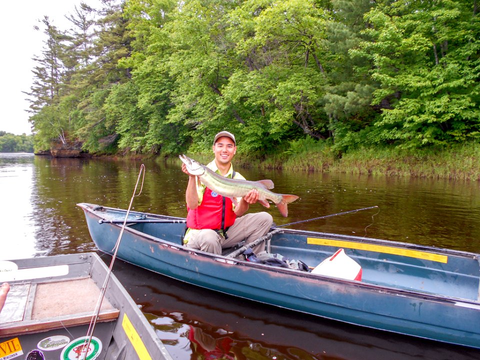 ButlerJ NearCountyOLanding AnglerInCanoeShowsFish 20140804 vpp