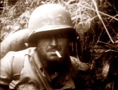 Día D. Soldado de América del Norte observando el escenario