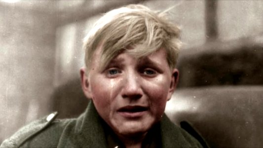 1945 Niño soldado alemán en pánico