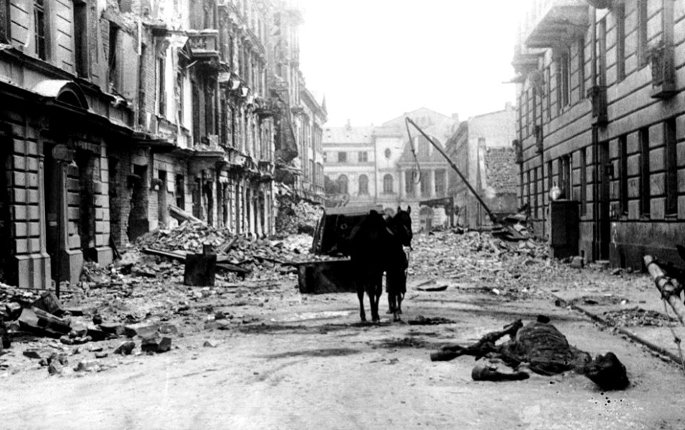 Marzo 6, 1940 - Una devastada calle de Varsovia