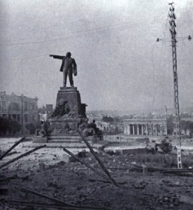 1942 Estatua de Lenin permanece erecta en la destruida ciudad d