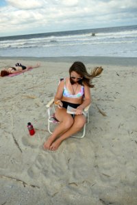 KATIE READING BOOK ON BEACHP1790759