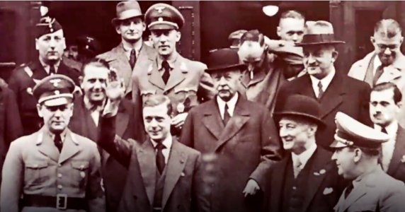 Duque de Winsor, después Rey de Inglaterra como Eduardo VIII, hace el saludo nazi.