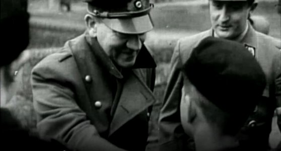 Hitler saluda a niños soldados photo