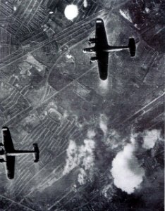 Dos Dornier 217 bombardean los muelles de Londres en 1940 02