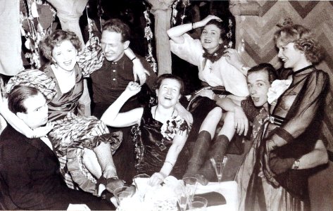 La vida loca de Eva Braun (izquierda - left)