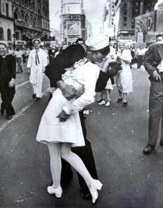 14 de agosto de 1945-Greta Zimmer Friedman foto de Alfred Eisenstaedt