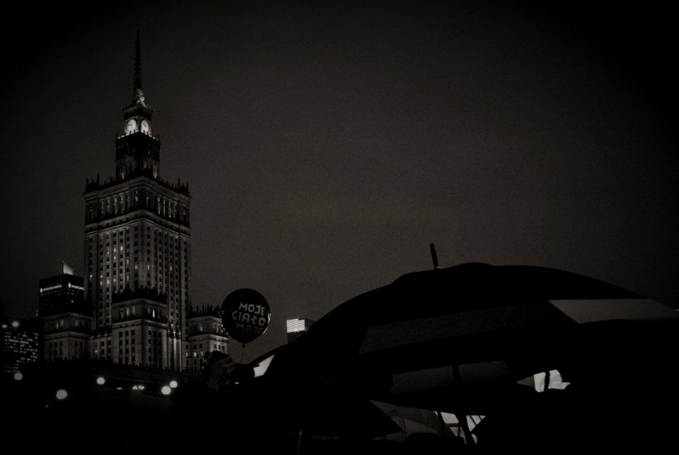 "Nie zejdziemy do podziemia" Pikieta w centrum Warszawy
