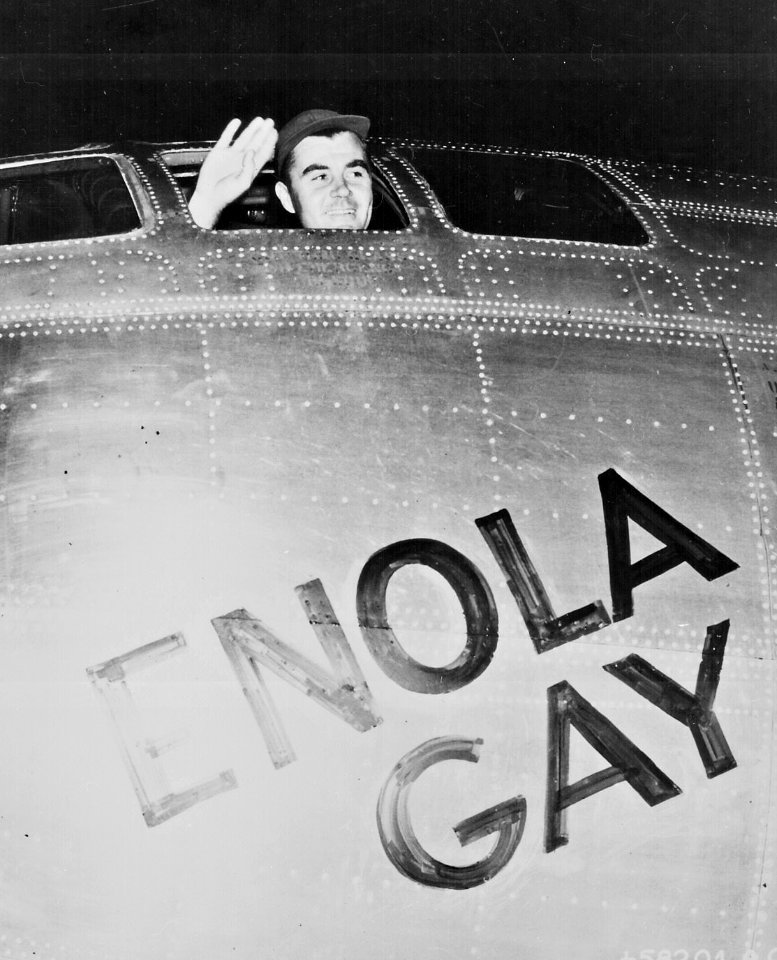 6 Agosto, 1945. Coronel Paul W. Tibbets piloto del Enola Gay que lanzó la bomba atómica sobre Hiroshima