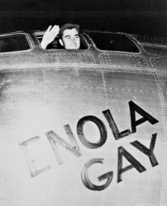 6 Agosto, 1945. Coronel Paul W. Tibbets piloto del Enola Gay que lanzó la bomba atómica sobre Hiroshima
