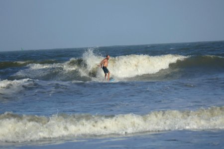 Nice wave-blue bare-back beaed guy-short board-P1860807