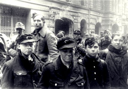 1945 - Niños alemanes rendidos en la guerra