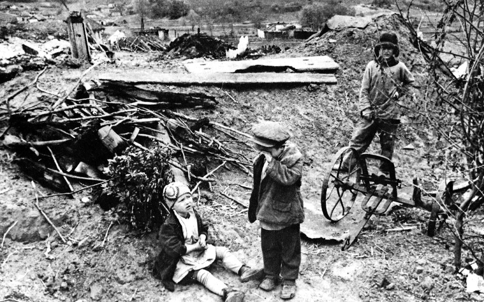 1942. Niños en la orfandad y sin viviendas por bombardeos alemanes en el Cáucaso