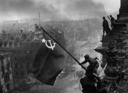 Berlín, Mayo 2 de 1945. Soldados soviéticos izan la bandera de la URSS en el Reichstag